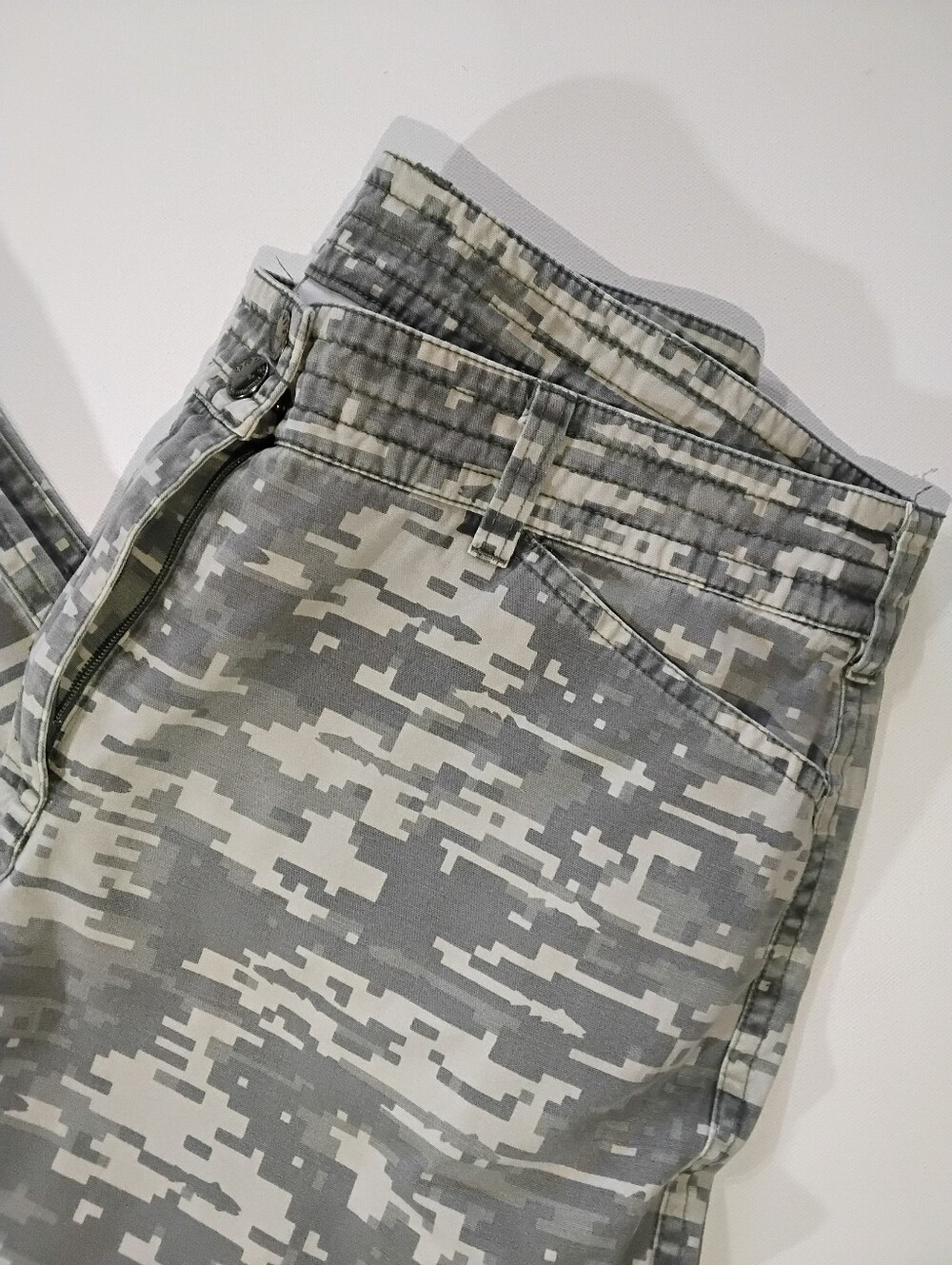 Orvis Bum Trout Fishing Capri Pants Womens Size 4 Grey White Camo Gorpcore‎ - Picture 2 of 5